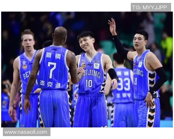 北京首钢与浙江金组的激烈对决展现篮球魅力与团队精神的巅峰对抗 北京首钢与浙江金组的激烈对决展现篮球魅力与团队精神的巅峰对抗